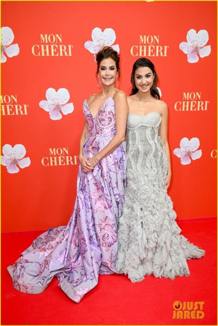 
Tina Arena Took Her Older Sister Nancy Arena To A Red Carpet Appearance As A Date 